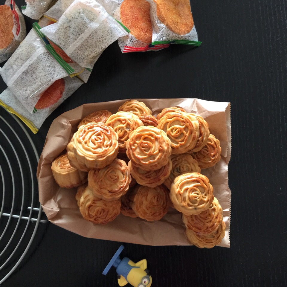 广式蛋黄莲蓉月饼