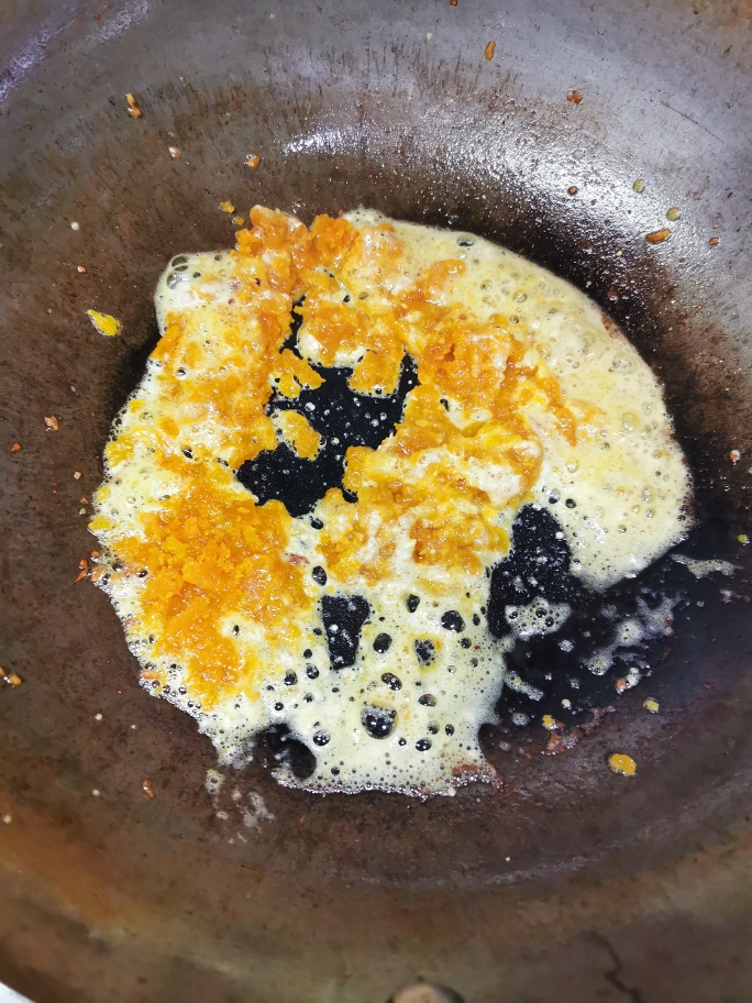 咸蛋黄茭白的做法 步骤4