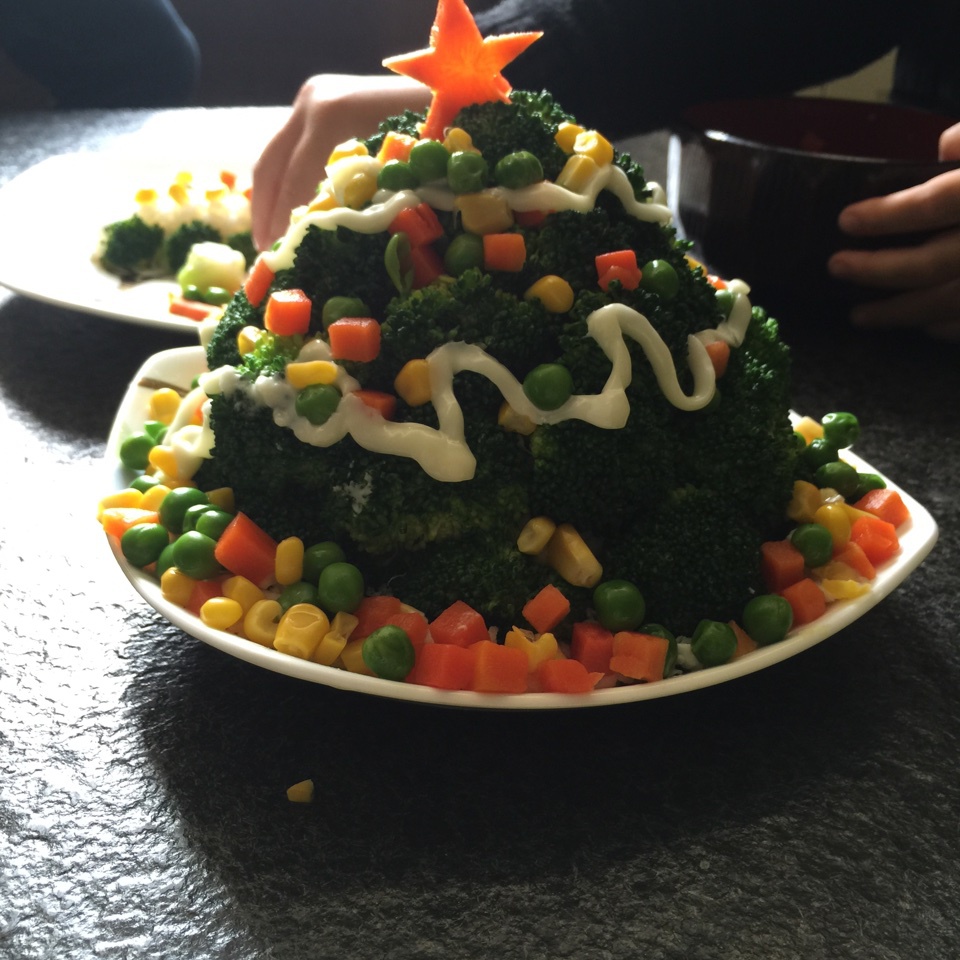 圣诞树沙拉的详细制作方法（西兰花土豆泥圣诞花环）