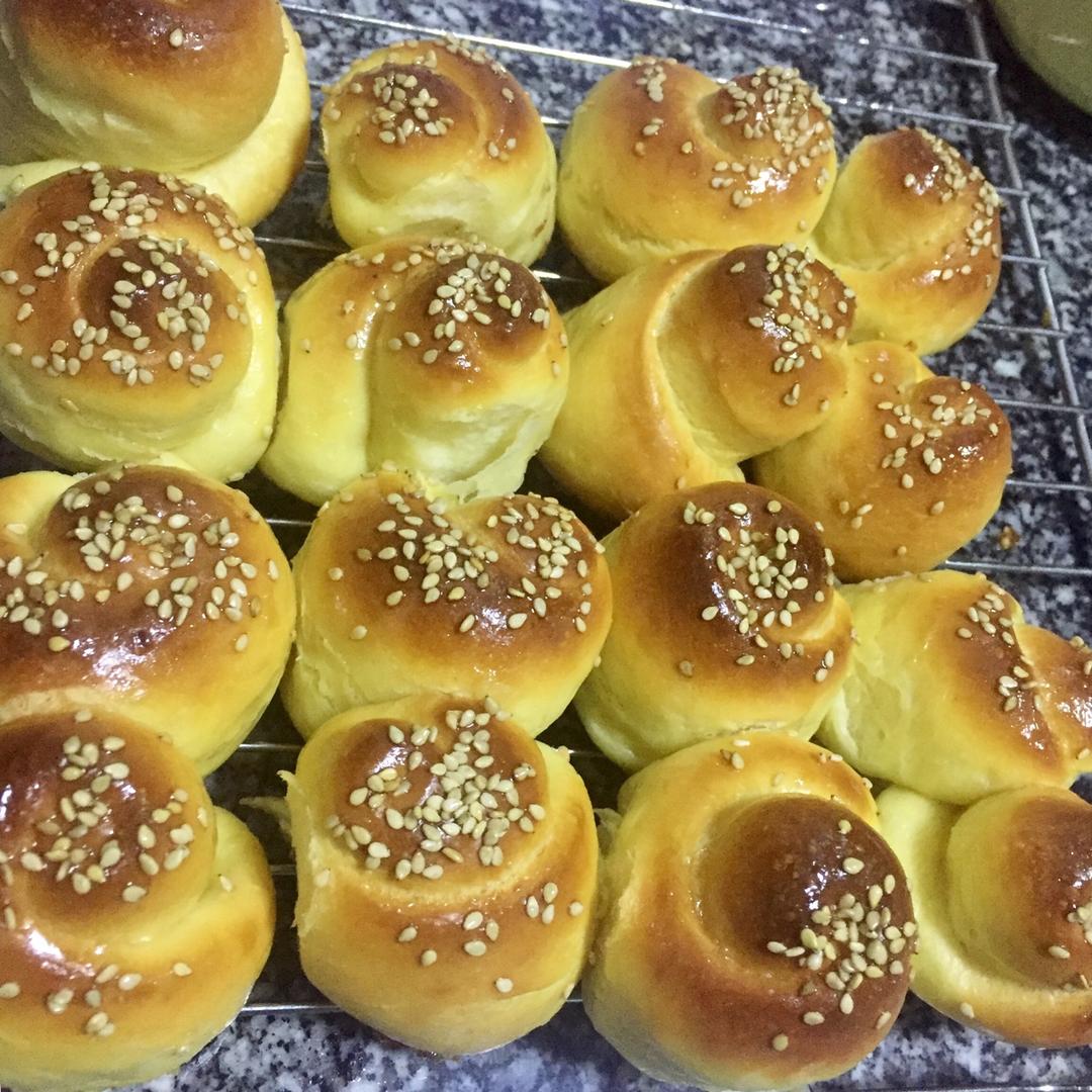 此配方不用厨师机也能做出媲美私房的蜂蜜脆底小面包