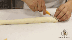 经典面包复刻：葱香肉松卷的做法 步骤16
