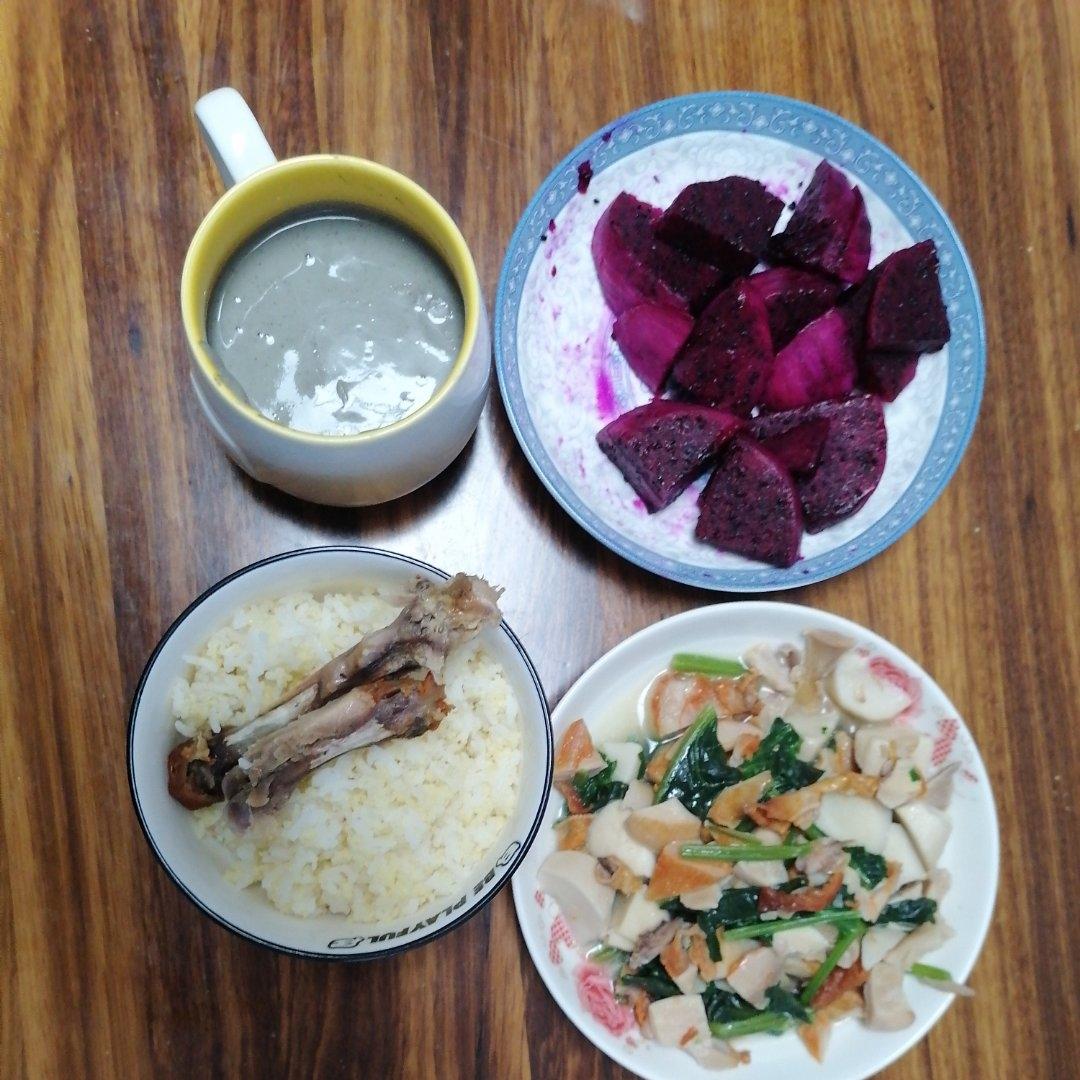 油煮鸡肉蘑菇菠菜+无糖豆浆