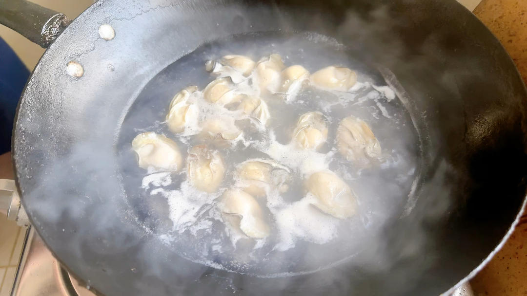 教你用亨氏番茄沙司轻松做出一盘口感超赞的生蚝鸡蛋饼的做法 步骤1