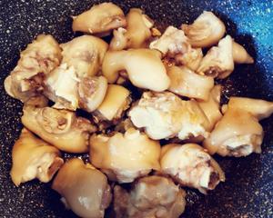 回味无穷的黄豆焖猪手的做法 步骤2