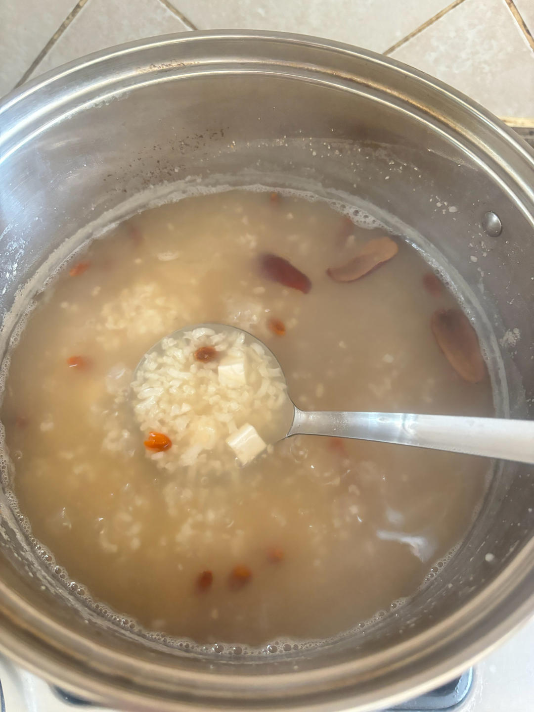 茯苓红枣枸杞粥