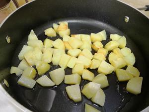 东北特色菜，土豆炖豆角，好吃的秘诀在这里！的做法 步骤3