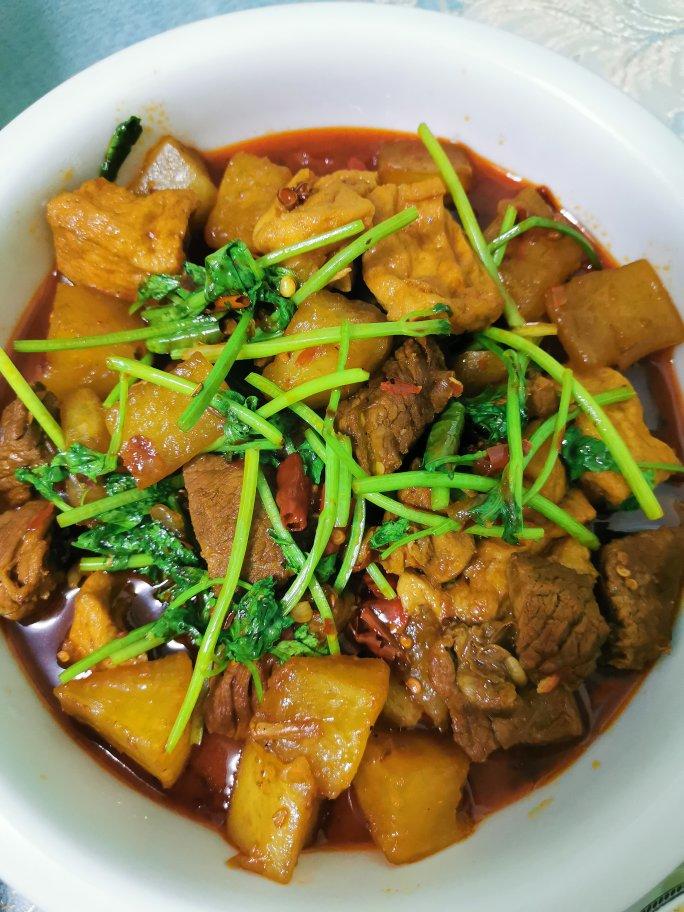 焖烧萝卜牛腩，软烂鲜香，好吃又下饭