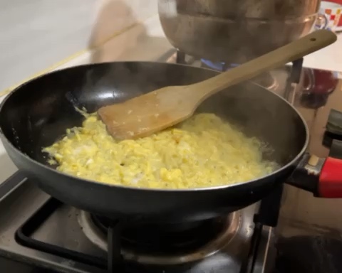 小银鱼炒鸡蛋的做法 步骤7