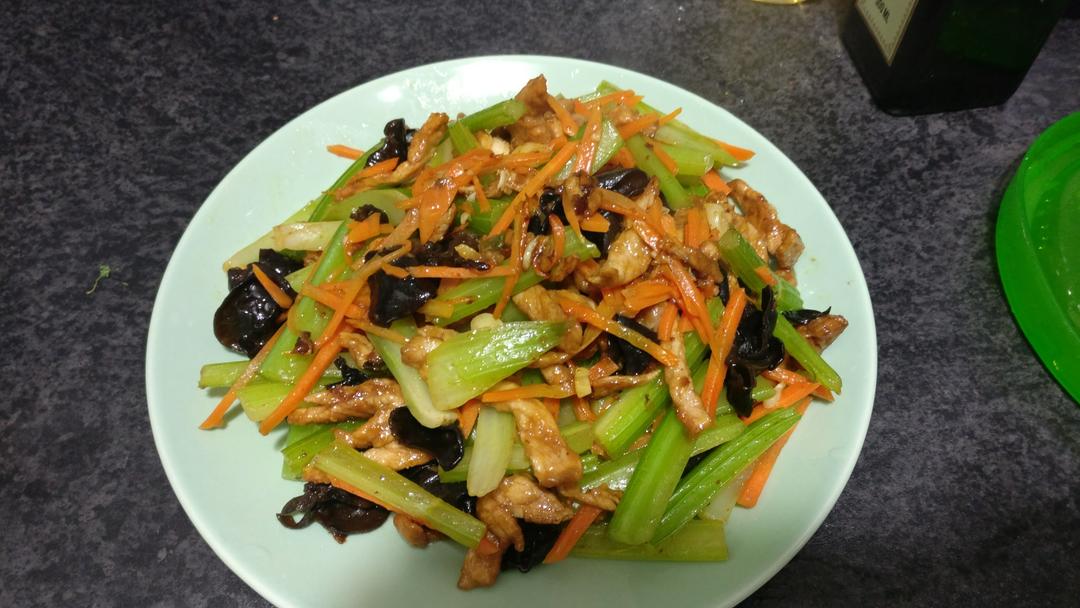 芹菜木耳炒肉丝