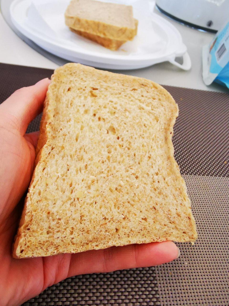 高纤低脂的全麦核桃吐司