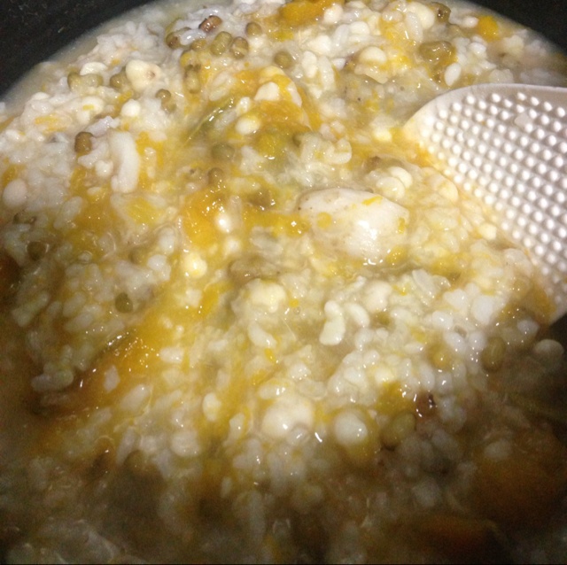 绿豆燕麦薏仁莲子百合粥