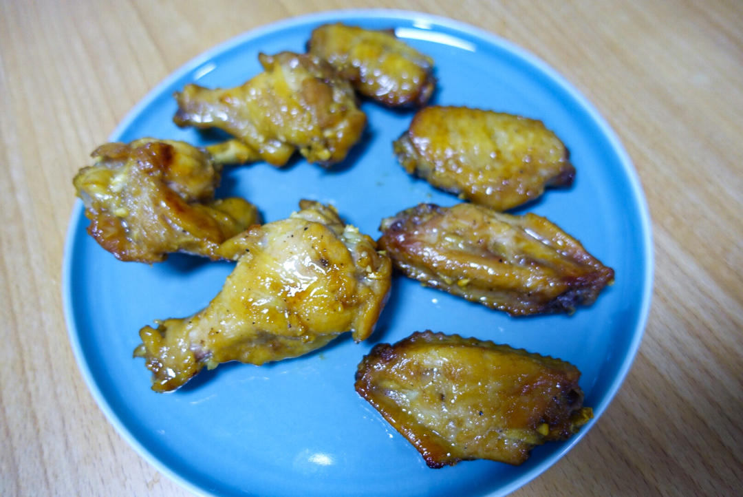 蒜香味美，好吃到舔手指的柠檬蒜香烤翅～