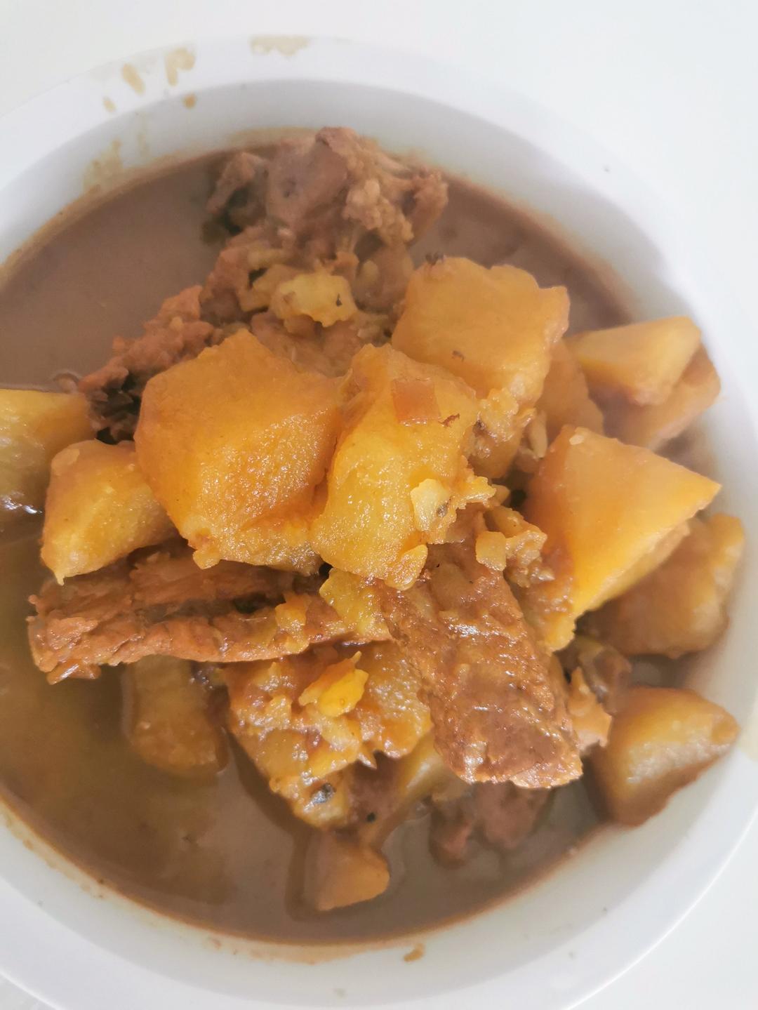 五花肉炖土豆，入口即化的下饭神器