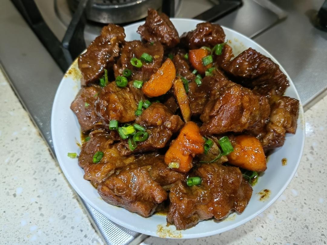 红烧萝卜炖牛腩，家常硬菜