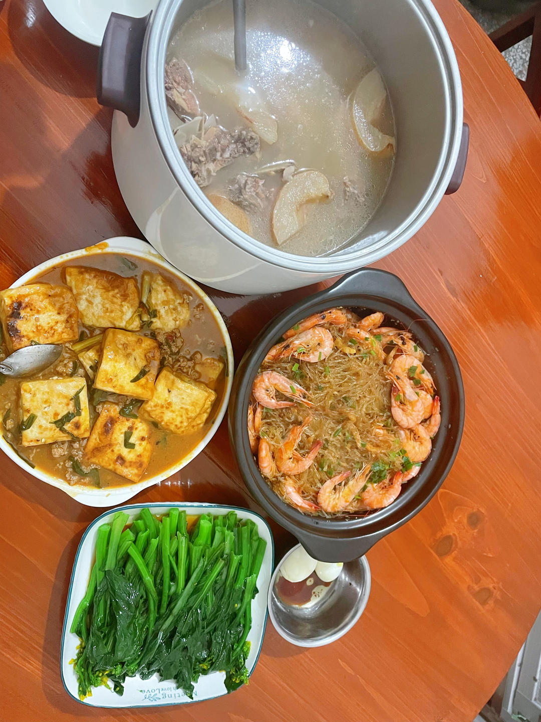 滋阴、止咳化痰、润肺
【海底椰雪梨猪骨汤】