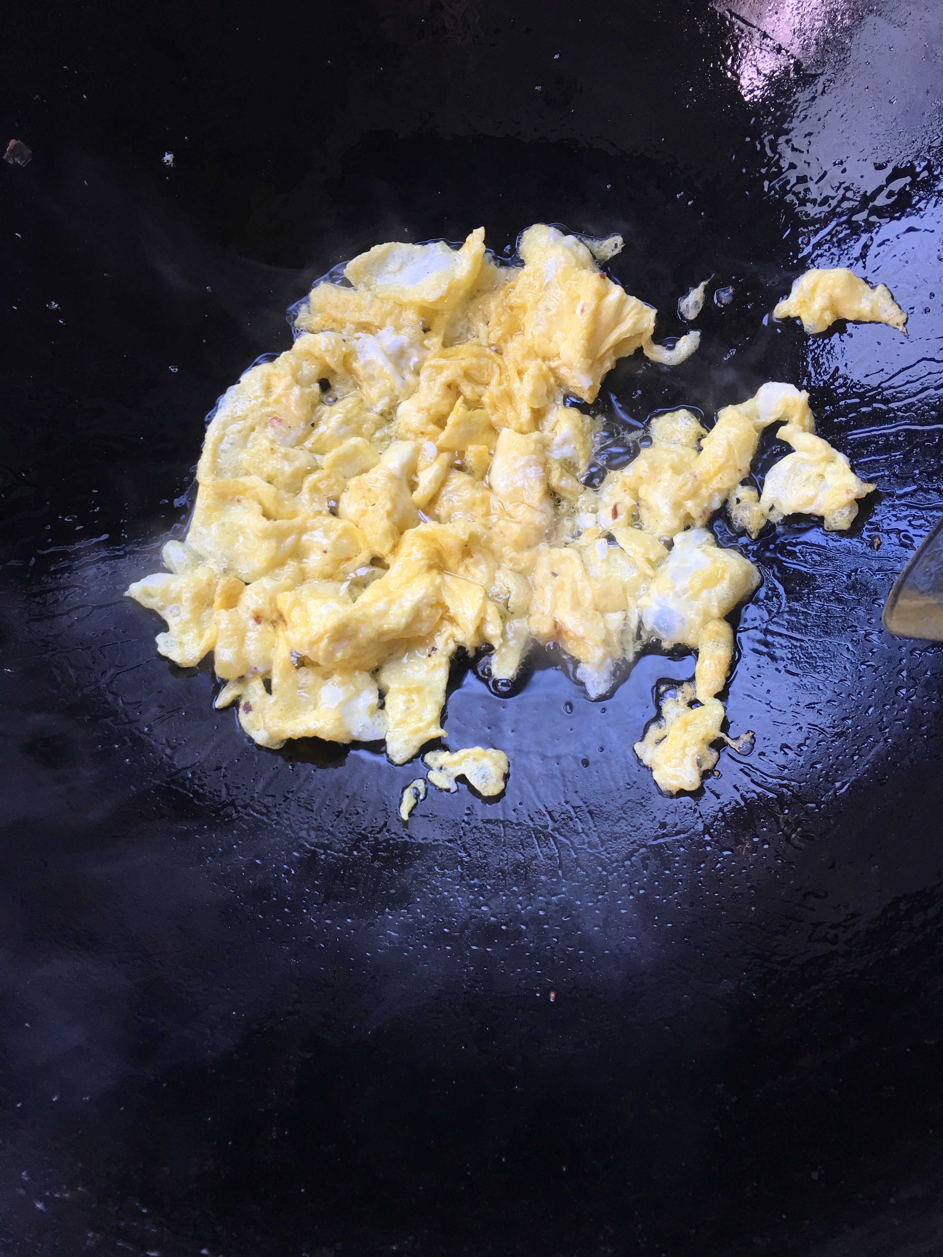 家常小炒：平菇炒鸡蛋的做法 步骤5
