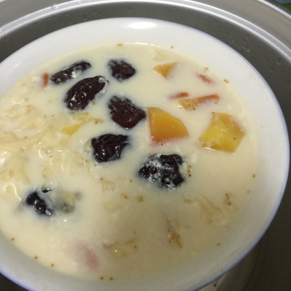 冰糖银耳牛奶炖木瓜