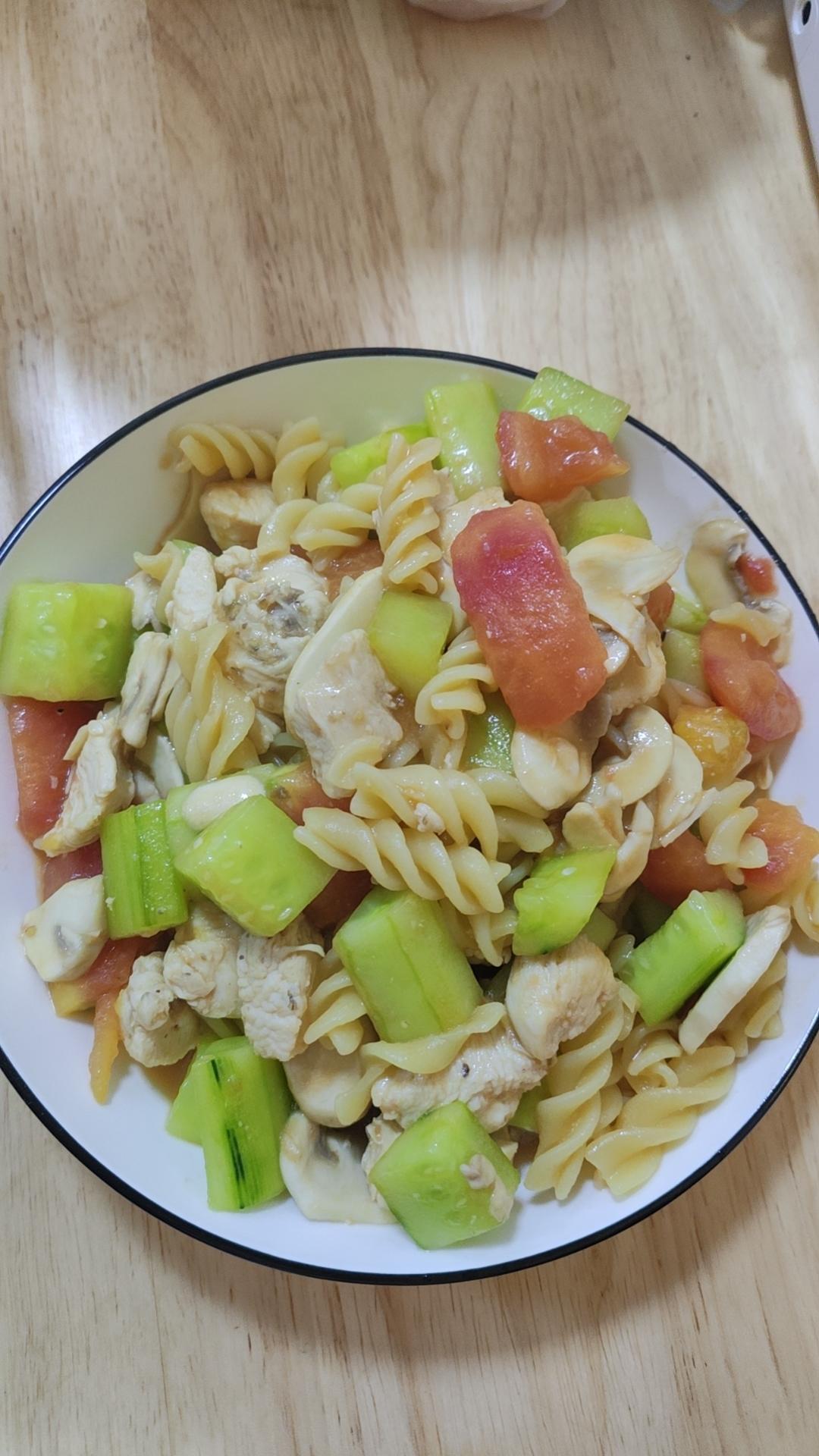 【减脂健身餐】胡萝卜番茄鸡胸肉炒意面