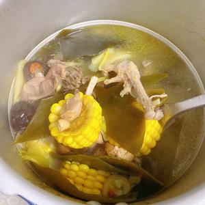 炖海带玉米香菇三黄鸡汤的做法 步骤9
