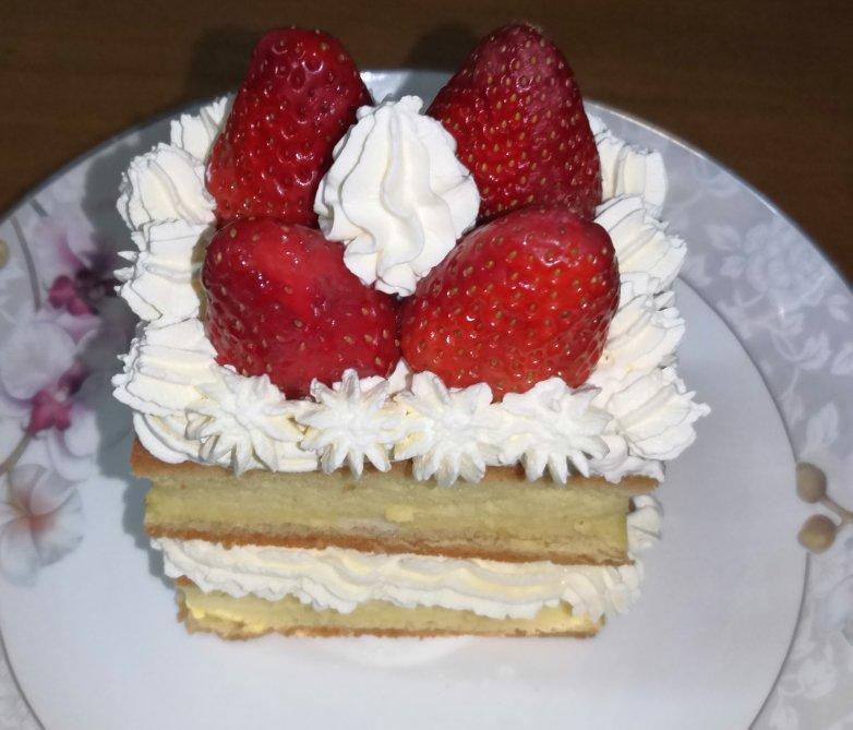 不会抹奶油也可以做的草莓方蛋糕！