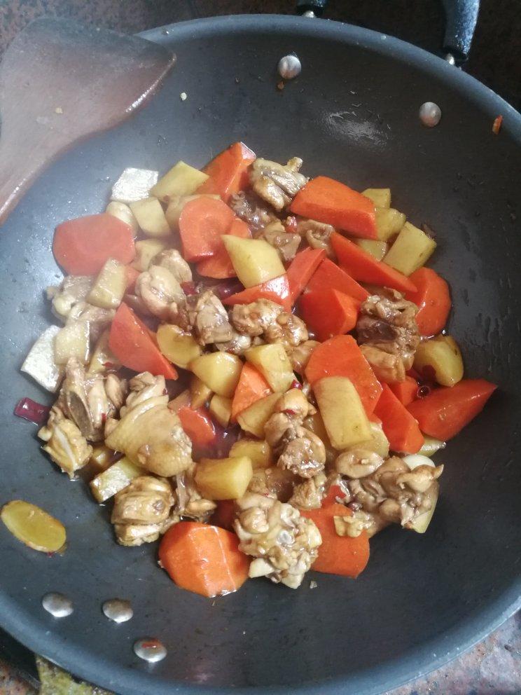土豆胡萝卜炖鸡块