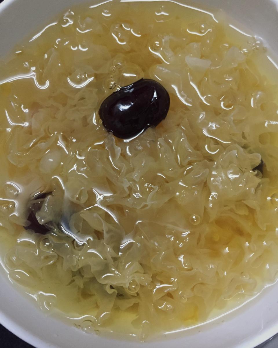 桃胶皂角米炖银耳