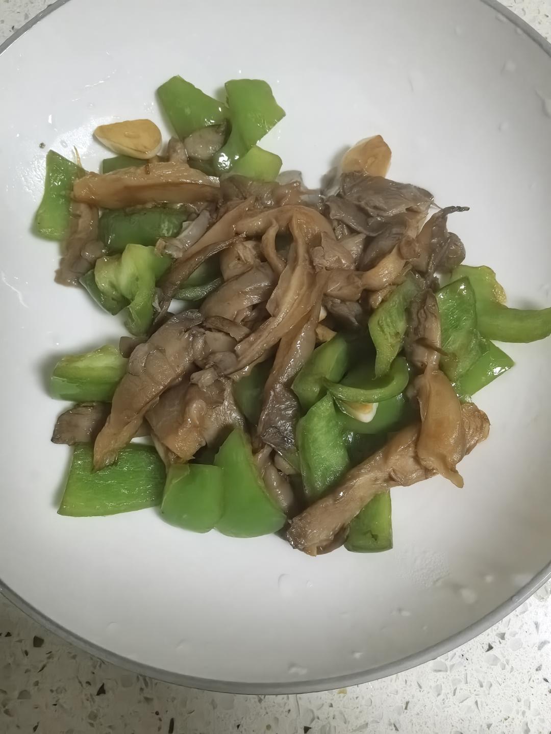 三块钱晚餐，清淡快手菜，青椒炒平菇/鲜蘑