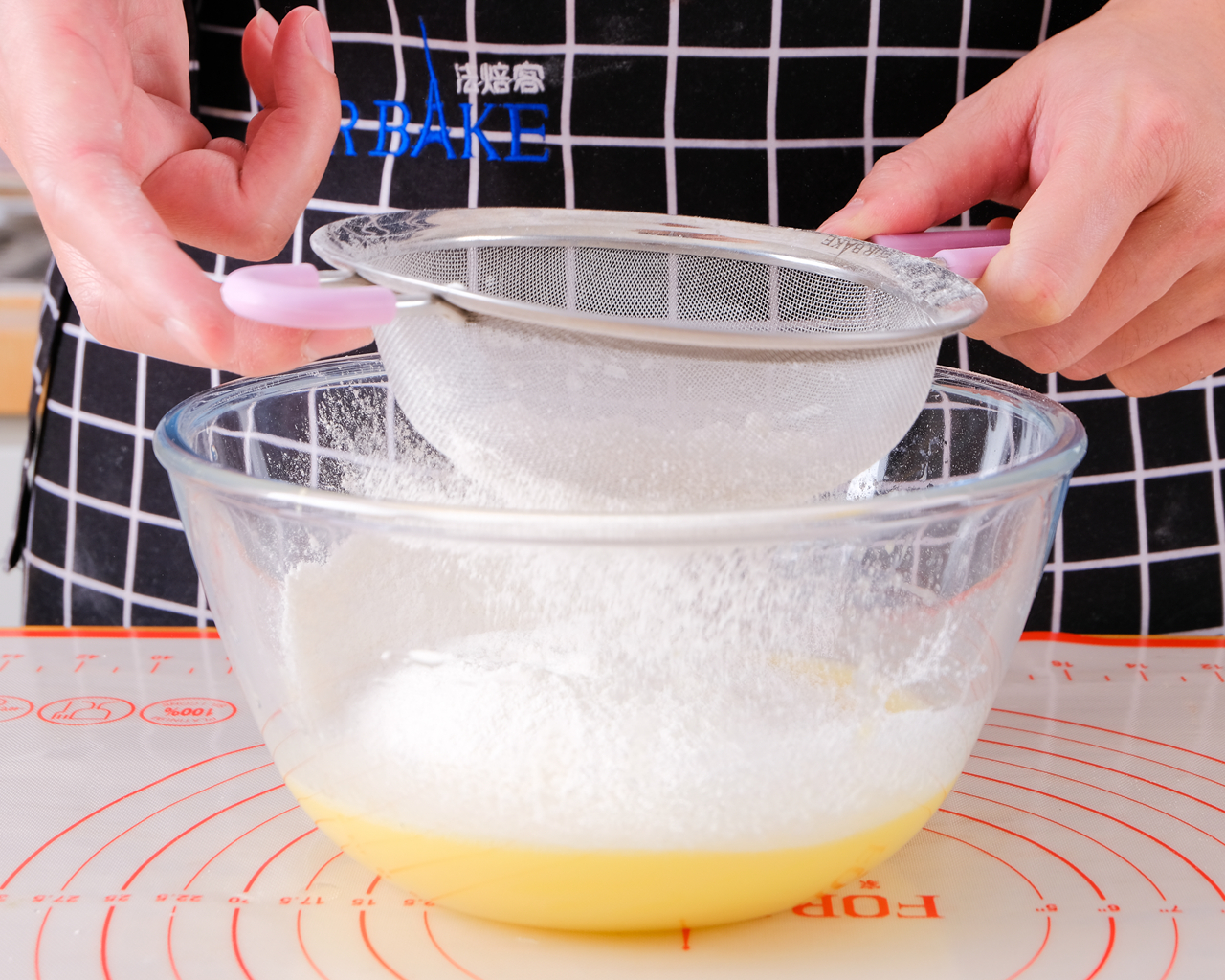 爆浆海盐奶盖蛋糕(加高戚风蛋糕）的做法 步骤2