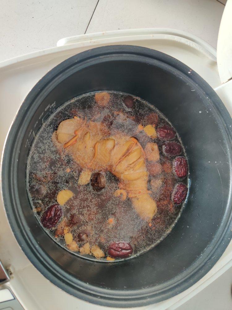 一只鸡腿煲靓汤，香菇鸡腿汤