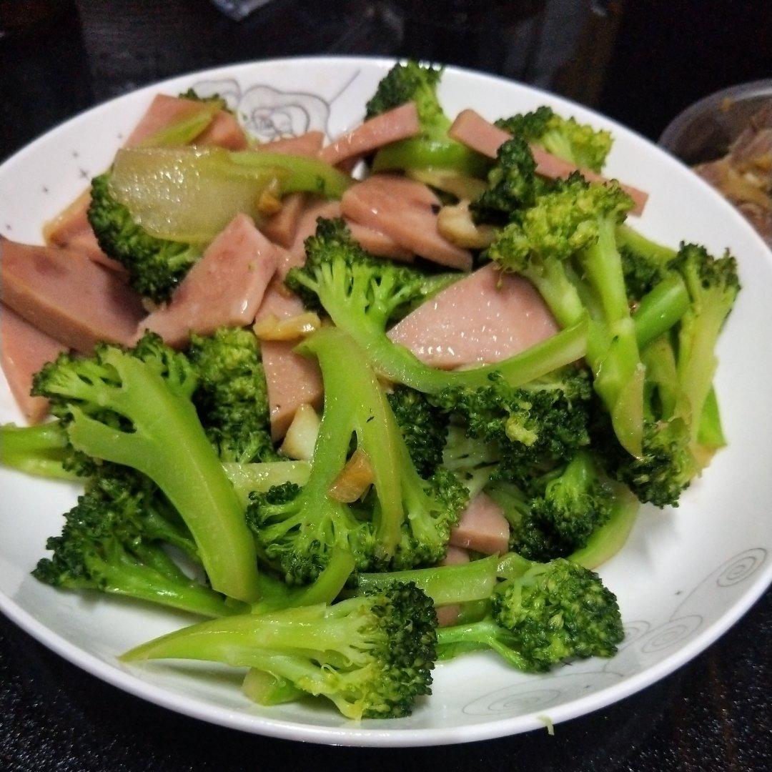 火腿肠炒西兰花