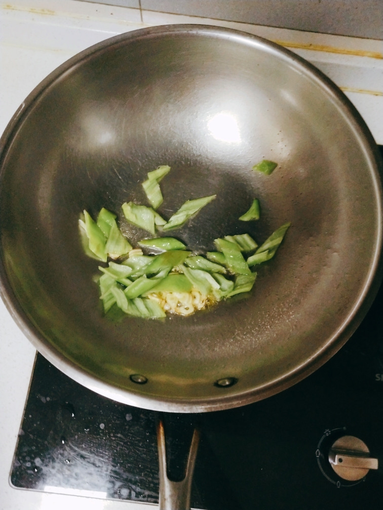 简易好吃的尖椒土豆片的做法 步骤3