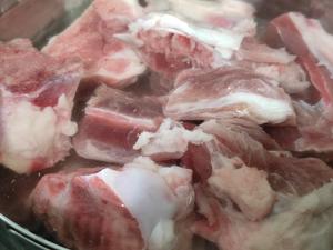 茅根竹蔗马蹄猪骨汤的做法 步骤1