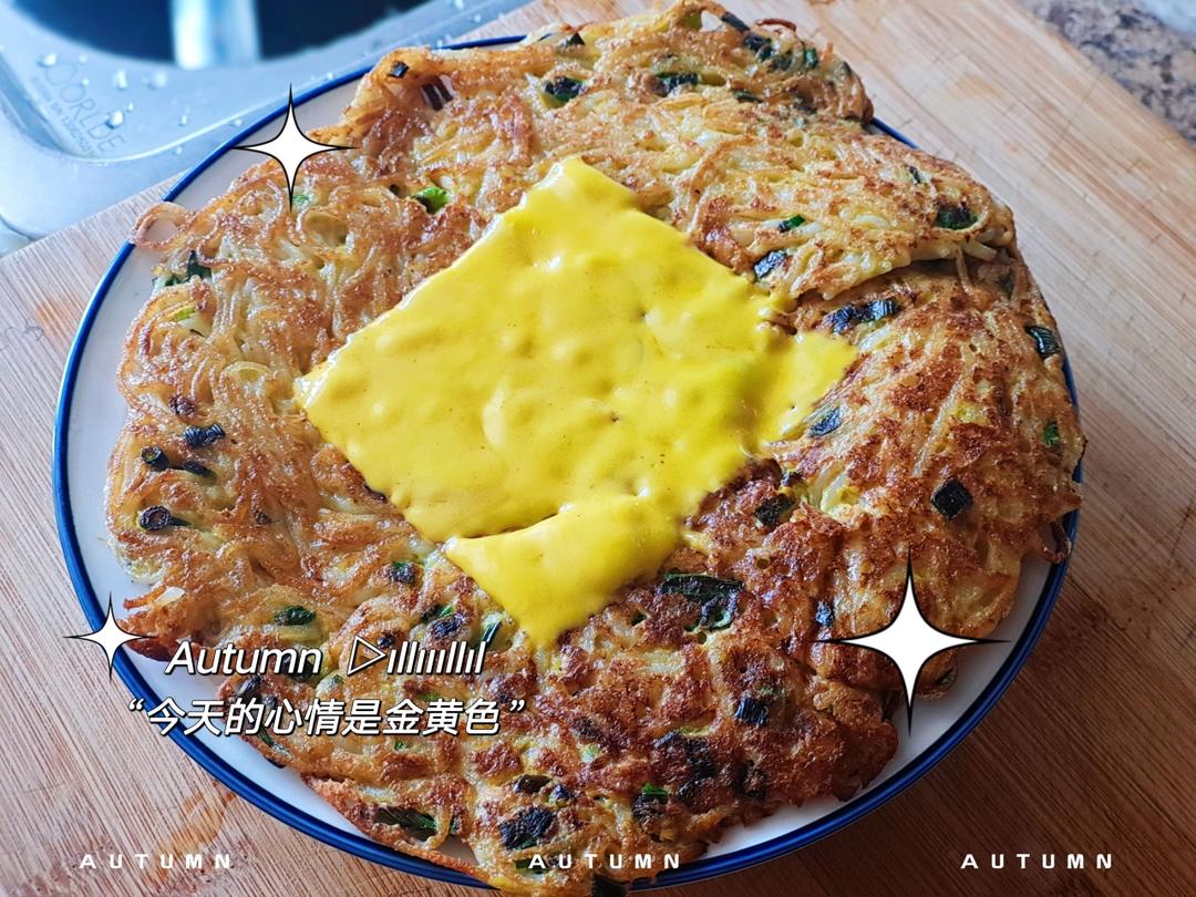 黄金奶酪剩面条薄饼