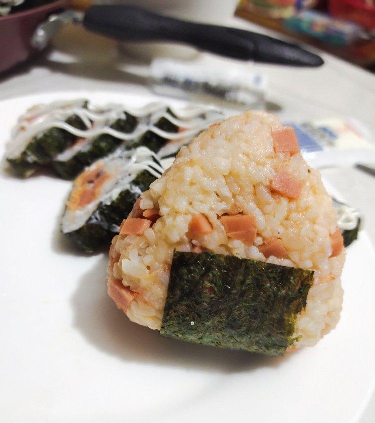 手握三角饭团
