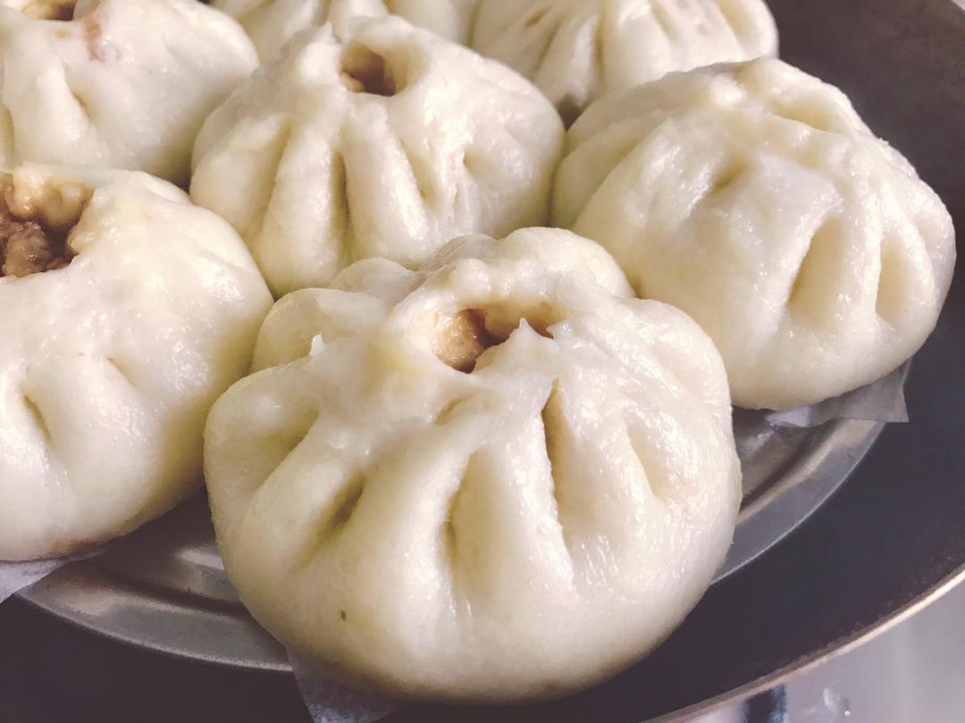 松软多汁的肉包子