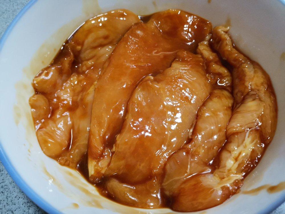 香煎鲜嫩多汁的黑椒鸡胸肉