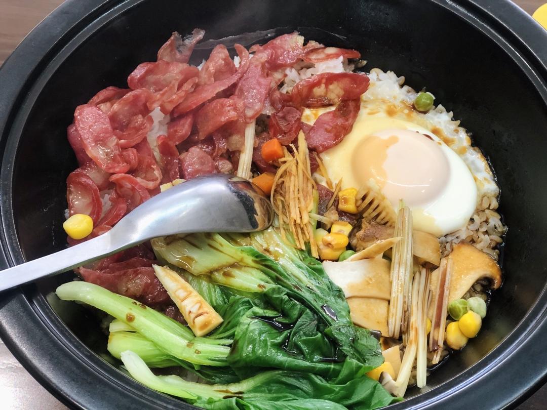 广式腊味煲仔饭