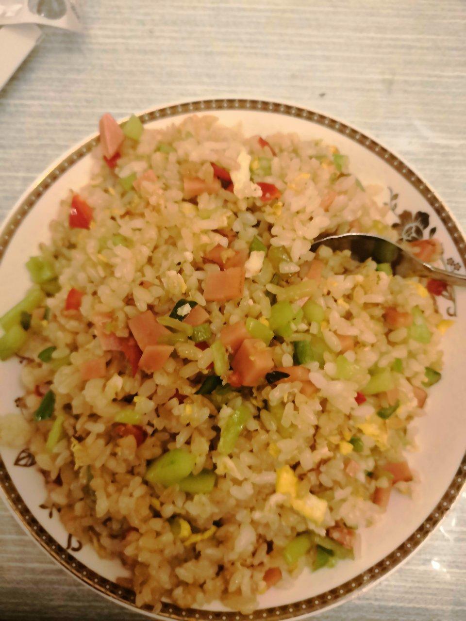 青椒火腿黄瓜蛋炒饭