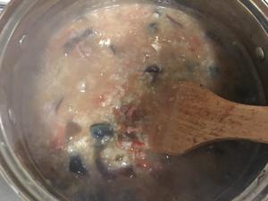 牛肉皮蛋香菇番茄粥的做法 步骤3