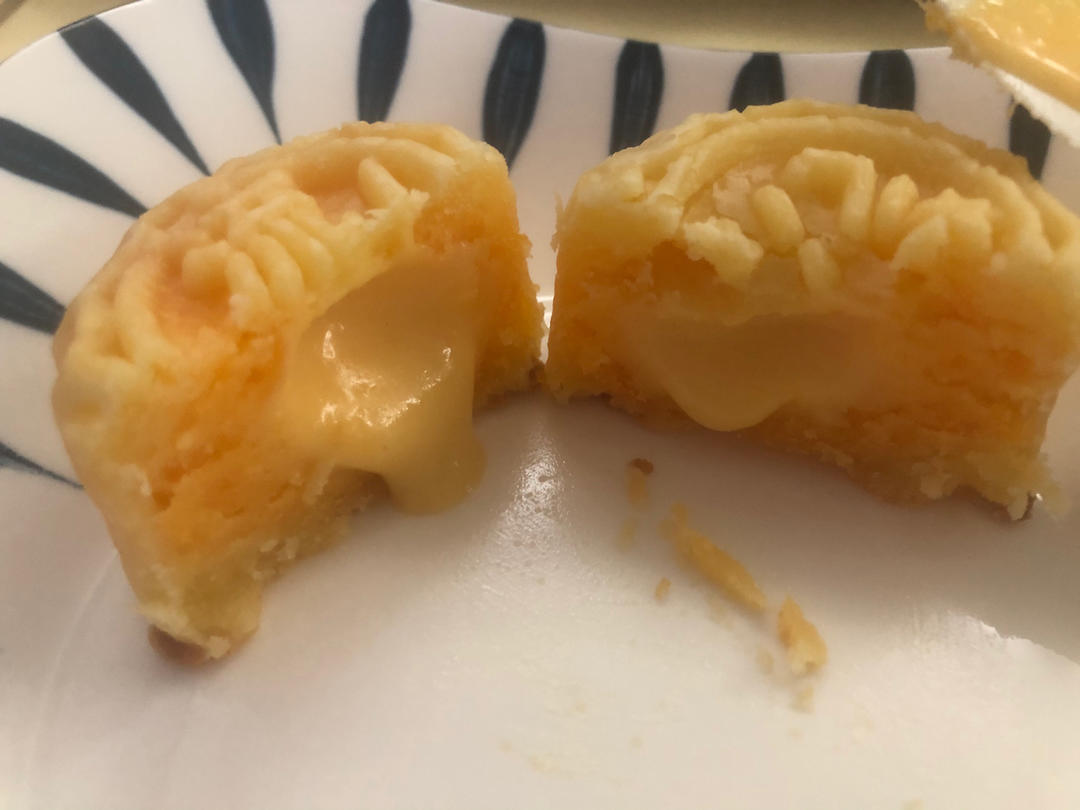 💃奶黄流心月饼——这是可以让你坐稳朋友圈厨霸位置的月饼🥮，没人点赞算我输👎