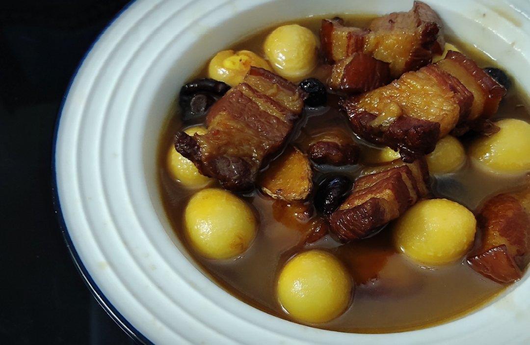加了鹌鹑蛋后，这盘红烧肉，美味的逆天啦——鹌鹑蛋烧肉（孔瑶食谱）