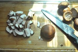 大白菜冬菇马蹄猪肉饺的做法 步骤2