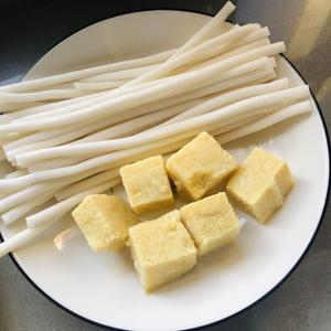 白菜虾滑粉条冻豆腐汤的做法 步骤3