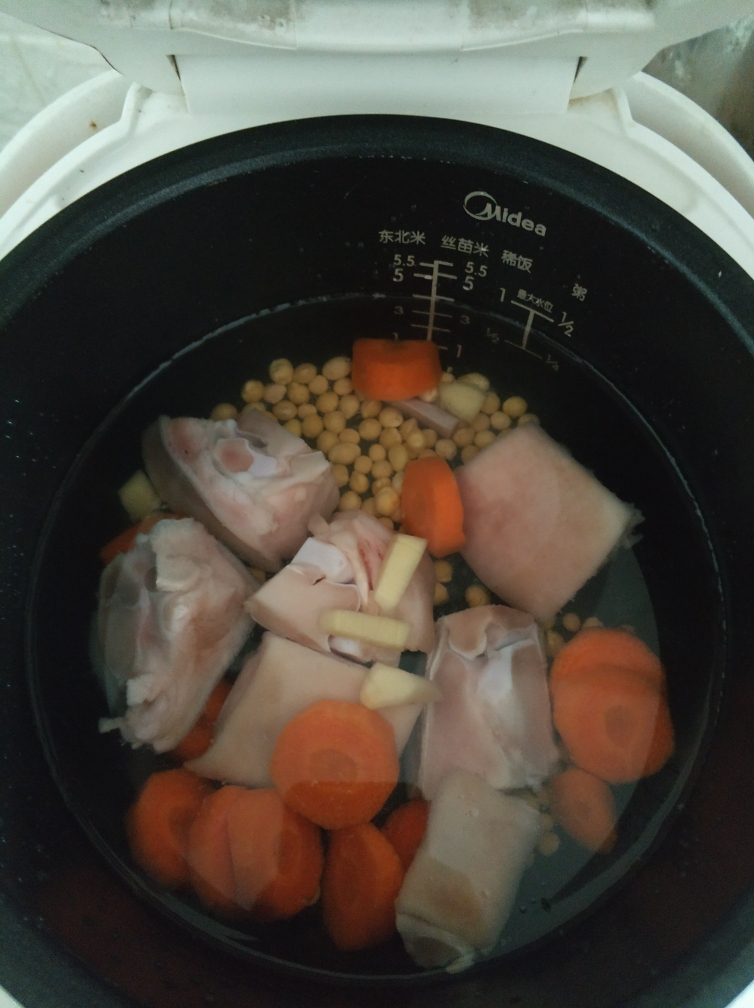 胡萝卜黄豆猪脚汤的做法