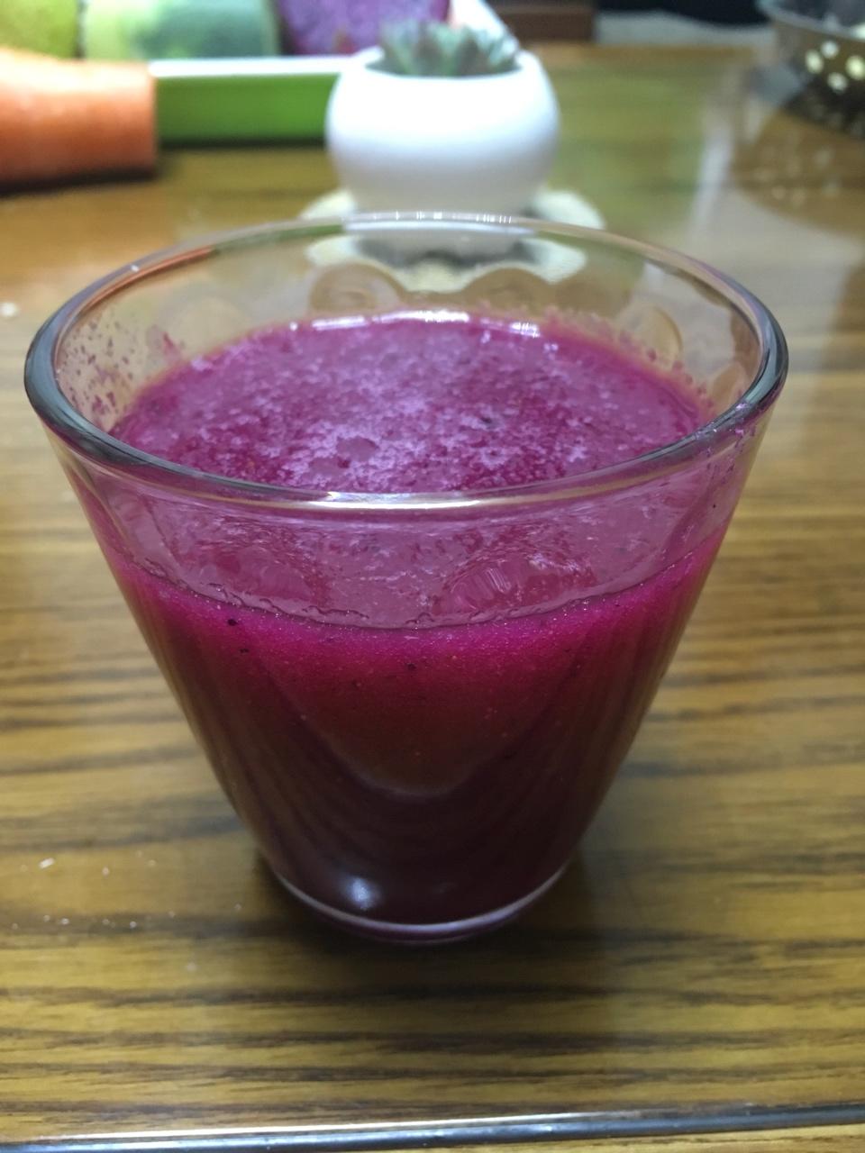 俺是幸运星做的火龙果雪梨汁