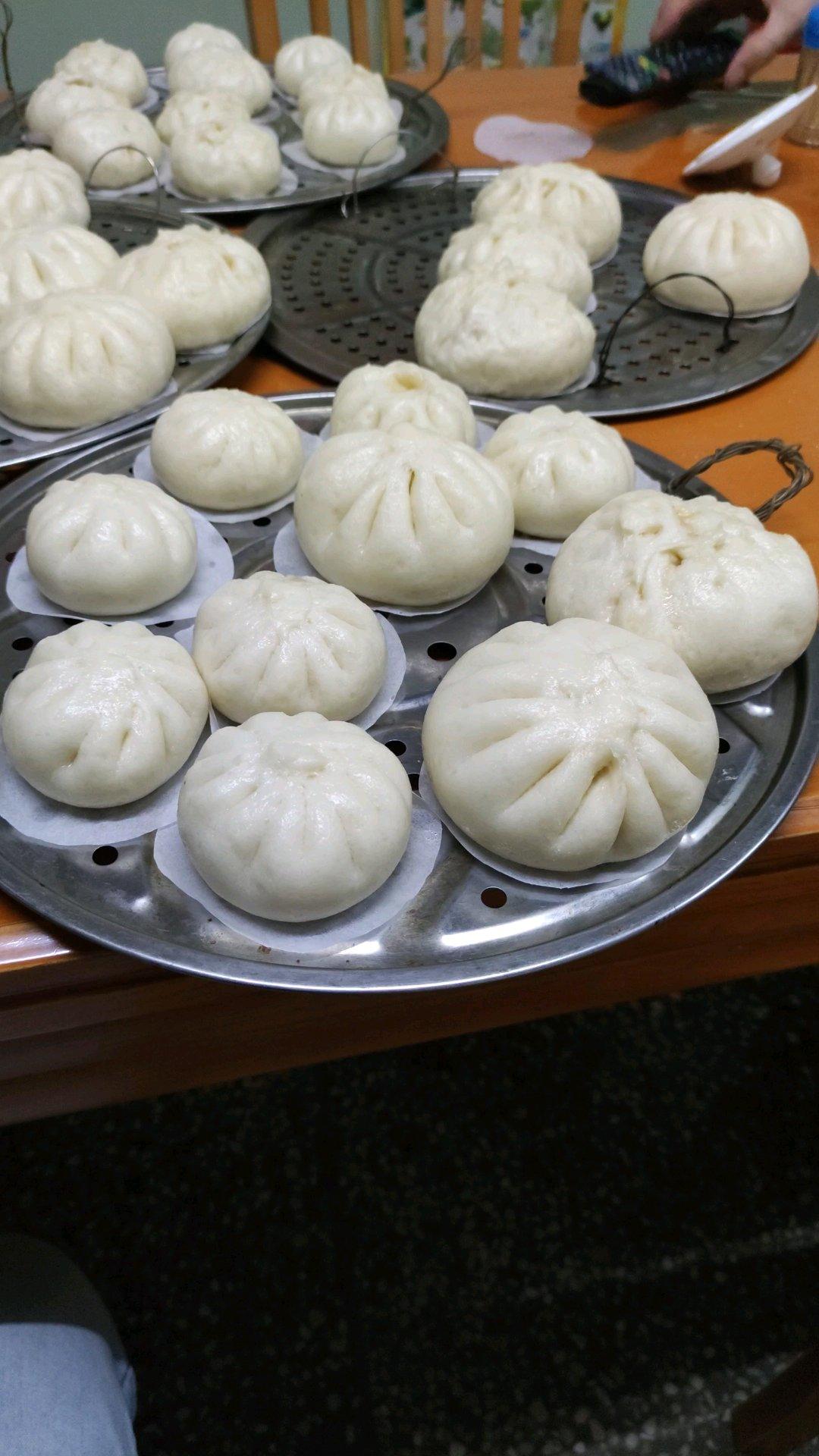 松软多汁肉包子