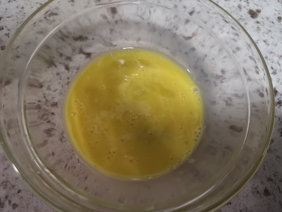 大饼绝配—黄豆酱炒鸡蛋的做法 步骤2