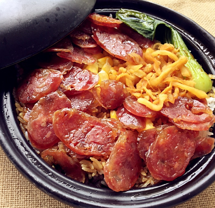 广式腊味煲仔饭