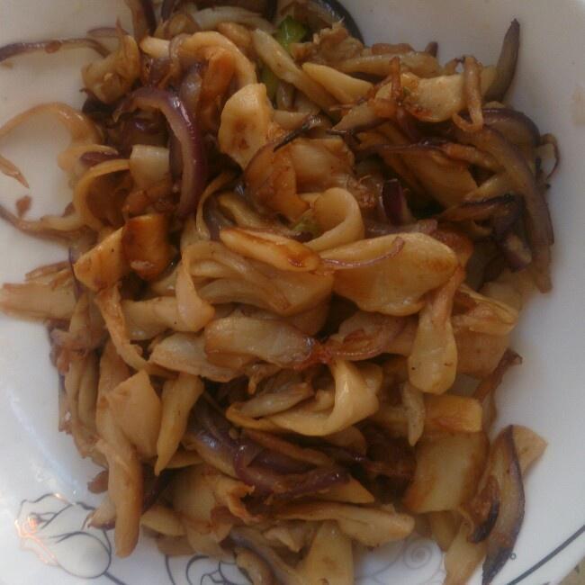 圆葱炒灵芝菇的做法步骤图 怎么做好吃 阿莹123 下厨房