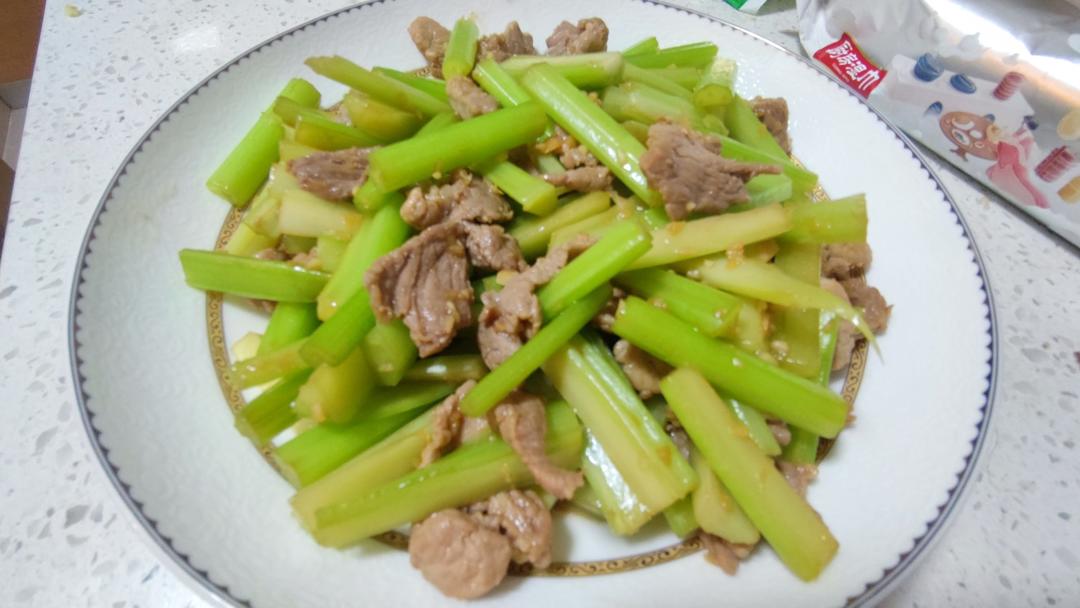 芹菜炒肉